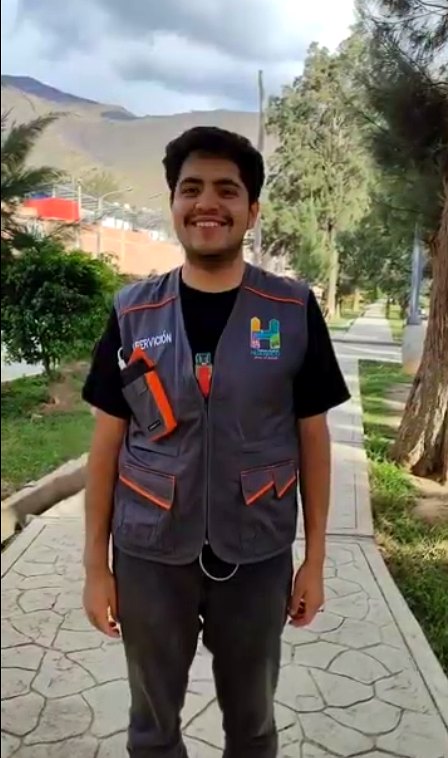 Persona con el prototipo puesto, sonriendo en un sendero