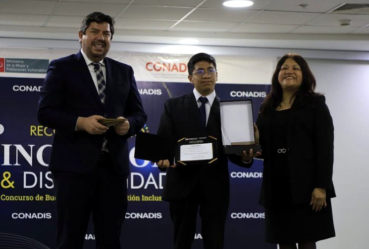 Un integrante del equipo recibe el reconocimiento del CONADIS en el Concurso de Buenas Prácticas de Gestión Inclusiva