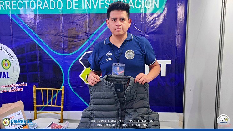 Una persona sostiene el chaleco en el stand del Vicerrectorado de Investigación de la UNHEVAL